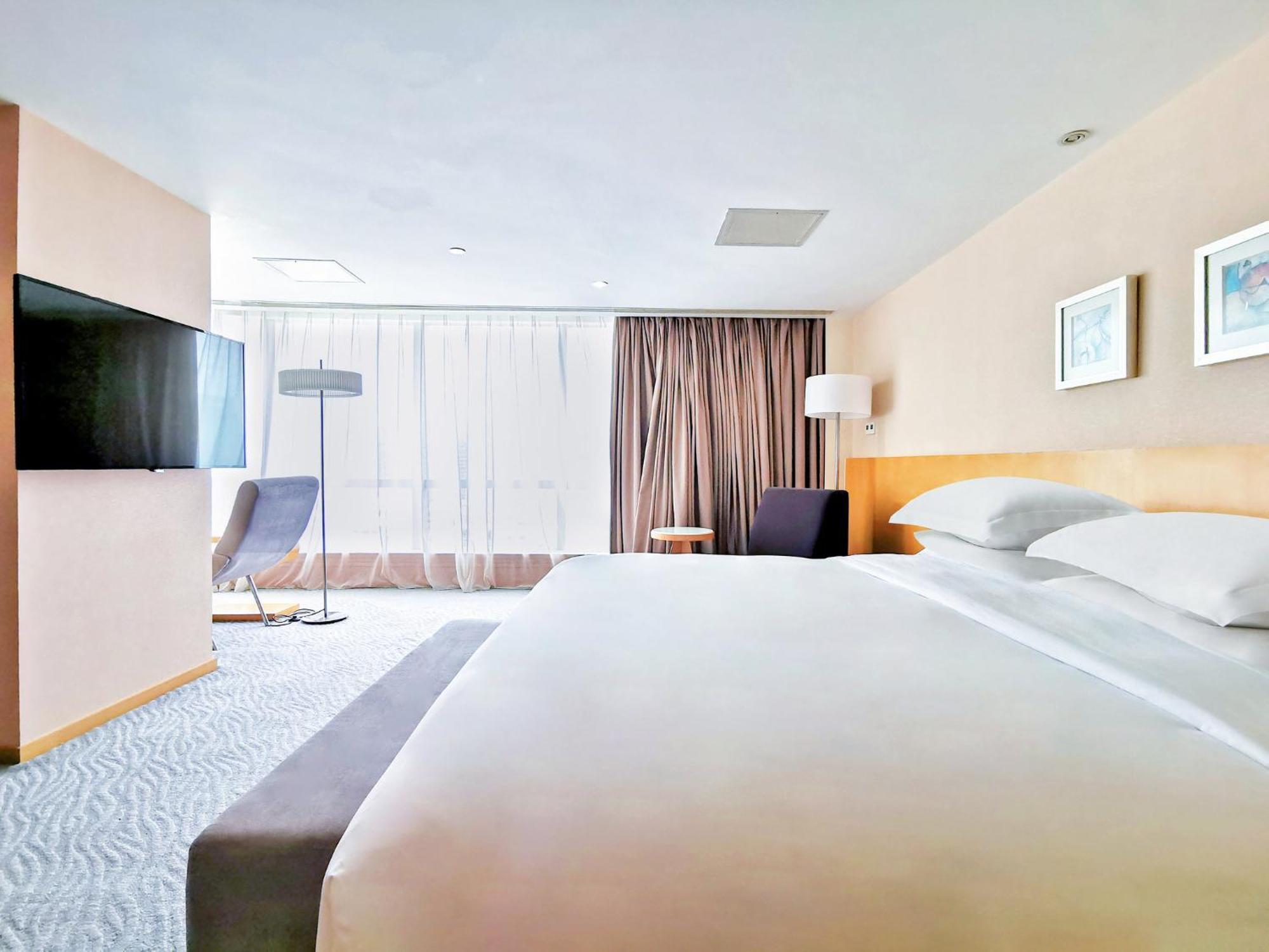 Crowne Plaza Zhuhai City Center By Ihg - Offers Free One-Way Shuttle To Chimelong Ocean Kingdom Dış mekan fotoğraf